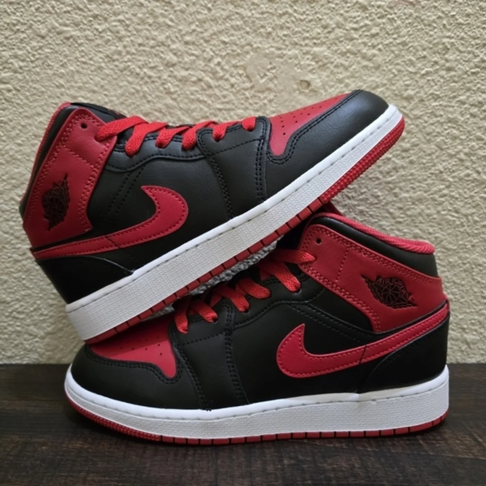 Air Jordan Nike 1 Mid Black Red Sneakers Youth Size 5 Retro‎ Basketball Athletic